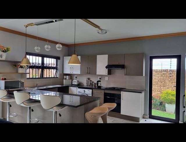 3 BEDROOM HOUSE FOR SALE IN THATCHFIELD